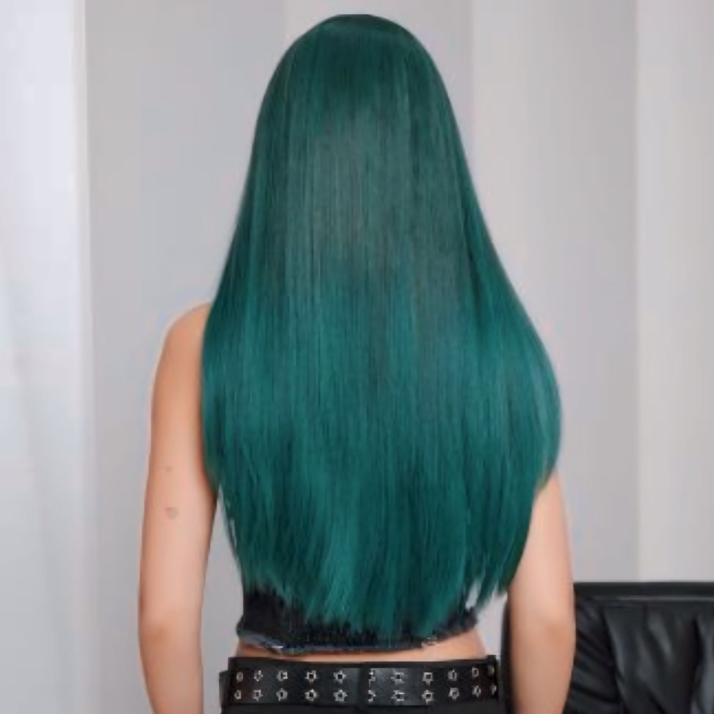 Close-up of adjustable cap and breathable net inside the dark green 28-inch wig