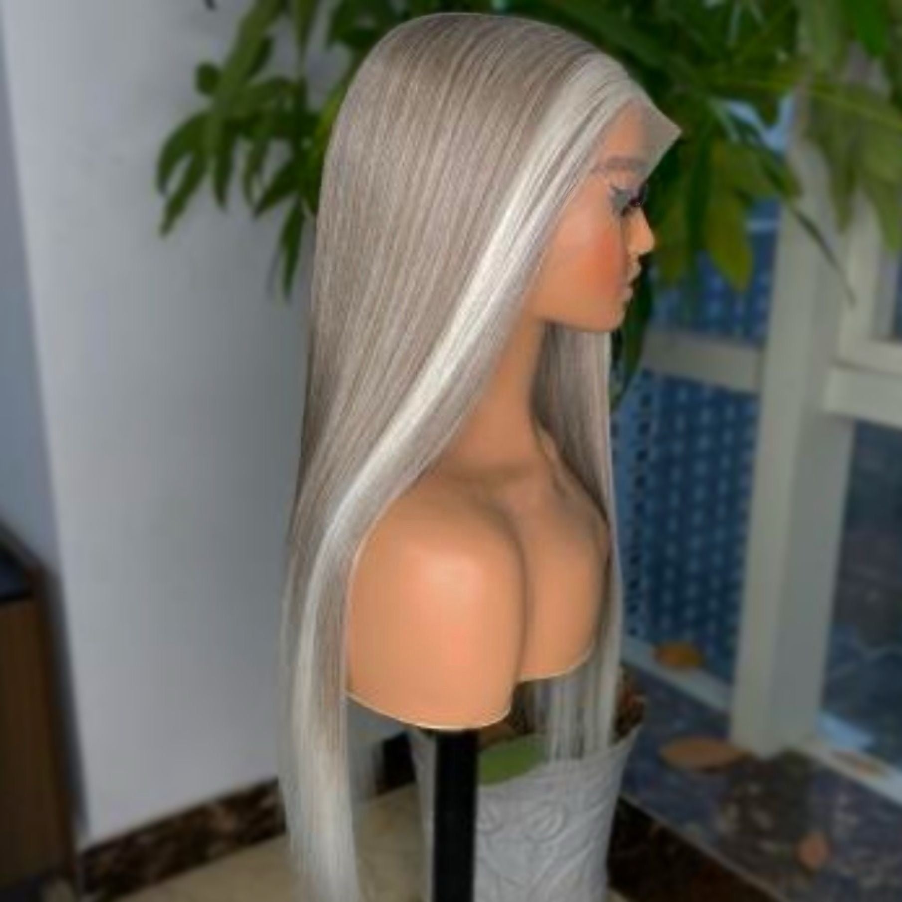 Close-up of the grey and white highlight lace front synthetic wig, highlighting the high-quality heat-resistant fiber and pre-plucked Swiss Lace 13x4 construction